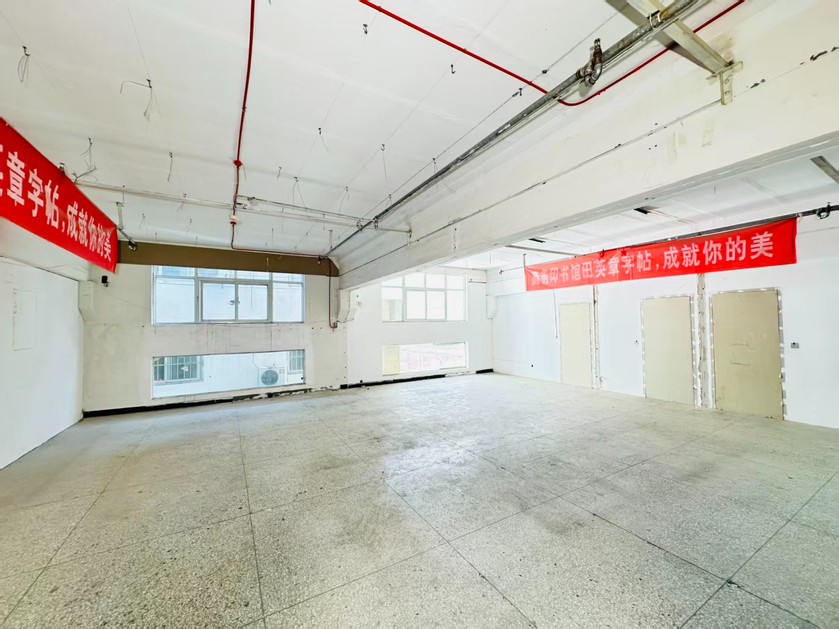 平安街重点吸引人工智能应用、数字经济、电商直播、智能制造服务、软件开发、科技创新企业及创业团队入驻